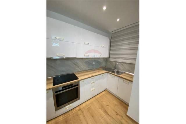Tirane, jepet me qera apartament 3+1 Kati 4, 102 m² 750 Euro (BLLOKU)