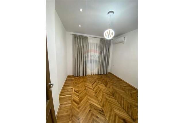 Tirane, jepet me qera apartament 3+1 Kati 4, 102 m² 750 Euro (BLLOKU)