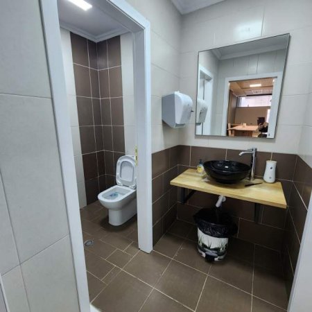 Tirane, jepet me qera ambjent biznesi Kati 0, 112 m² 1.500 Euro (Bulevardi Zogu 1)