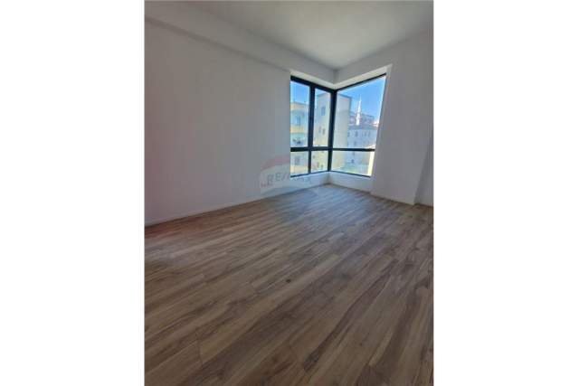 Tirane, jepet me qera ambjent biznesi Kati 1, 78 m² 600 Euro