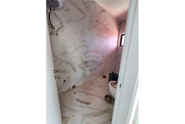 Tirane, jepet me qera ambjent biznesi Kati 1, 78 m² 600 Euro