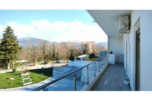 Tirane, jepet me qera Vile 170 m² 500 Euro