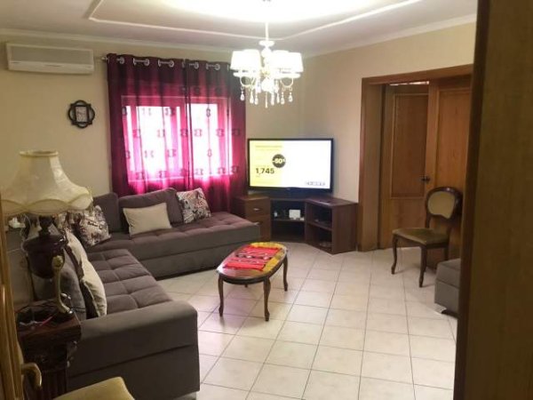 Tirane, jepet me qera apartament 2+1 Kati 4, 75 m² 450 Euro (Gjimnazi Partizani)