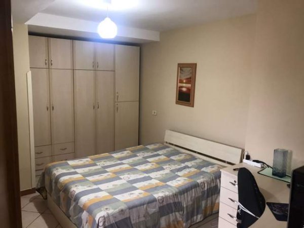 Tirane, jepet me qera apartament 2+1 Kati 4, 75 m² 450 Euro (Gjimnazi Partizani)