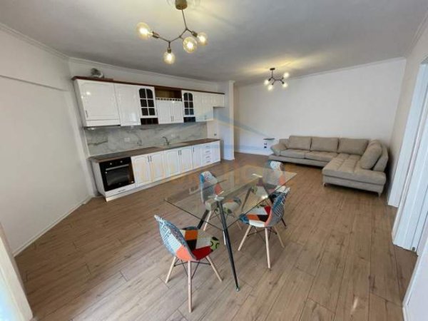 Tirane, jepet me qera apartament 2+1+BLK Kati 3, 95 m² 550 Euro (Komuna e Parisit, Lulishtja)