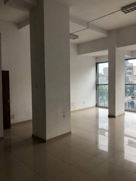 Tirane, jepet me qera dyqan Kati 1, 52 m² 400 Euro (durresit)