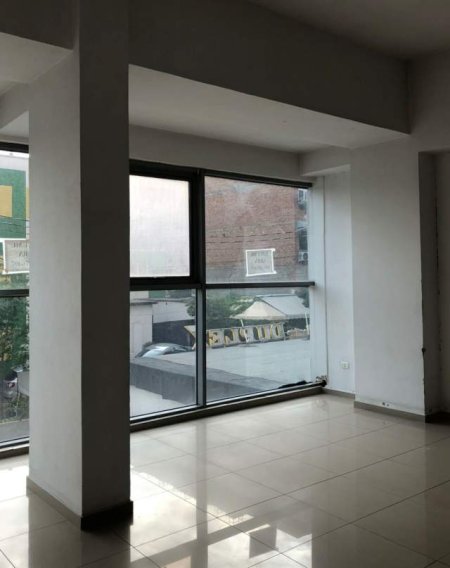 Tirane, jepet me qera dyqan Kati 1, 52 m² 400 Euro (durresit)