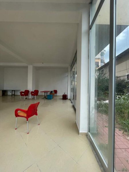 Tirane, jepet me qera ambjent biznesi Kati 0, 106 m² 60.000 Leke (don bosko)