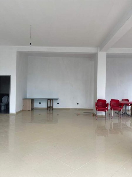 Tirane, jepet me qera ambjent biznesi Kati 0, 106 m² 60.000 Leke (don bosko)