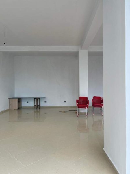 Tirane, jepet me qera ambjent biznesi Kati 0, 106 m² 60.000 Leke (don bosko)
