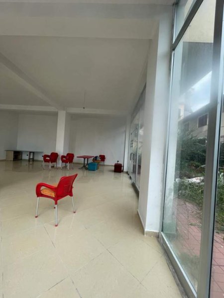 Tirane, jepet me qera ambjent biznesi Kati 0, 106 m² 60.000 Leke (don bosko)