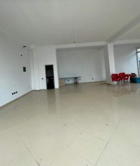 Tirane, jepet me qera ambjent biznesi Kati 0, 106 m² 60.000 Leke (don bosko)