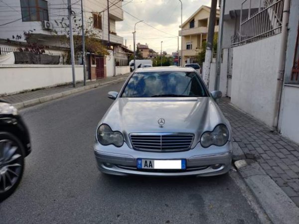 Tirane, shes makine Mercedes-Benz C220 CDI Avantgarde Viti 2001, 4.000 Euro