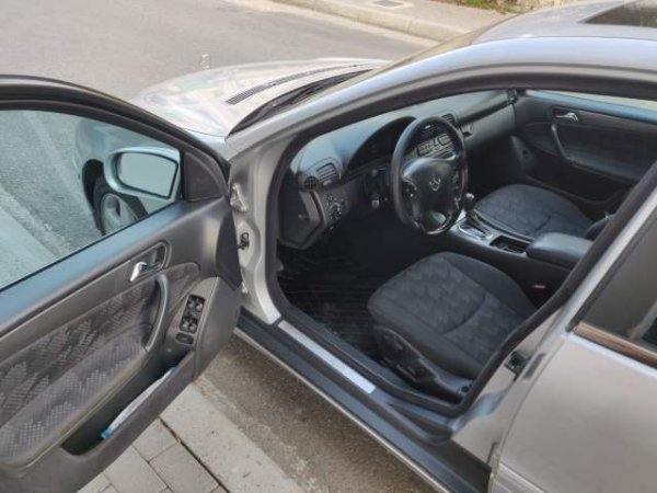 Tirane, shes makine Mercedes-Benz C220 CDI Avantgarde Viti 2001, 4.000 Euro