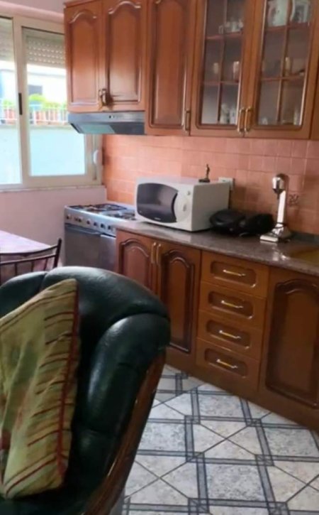 Tirane, jepet me qera apartament 2+1+BLK Kati 4, 80 m² 350 Euro