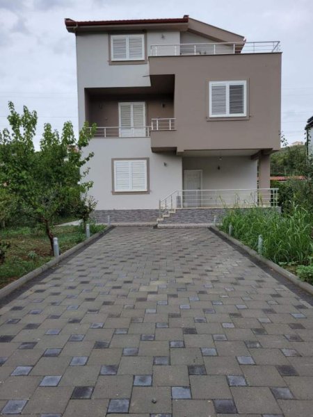 Tirane, jepet me qera Vile 4+1+BLK Kati 1, 773 m² 1.000 Euro (Mjull Bathore)