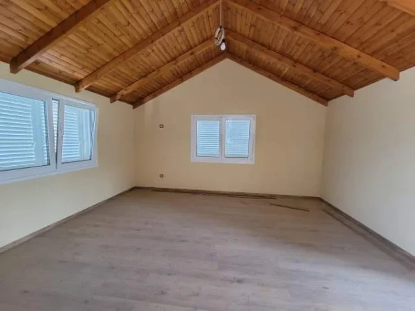 Tirane, jepet me qera Vile 4+1+BLK Kati 1, 773 m² 1.000 Euro (Mjull Bathore)