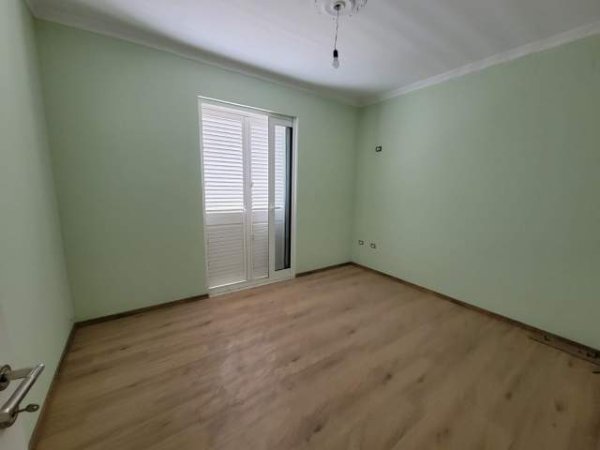 Tirane, jepet me qera Vile 4+1+BLK Kati 1, 773 m² 1.000 Euro (Mjull Bathore)