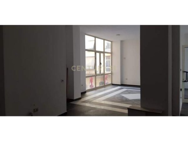 Tirane, jepet me qera zyre Kati 2, 36 m² 300 Euro (Astir)