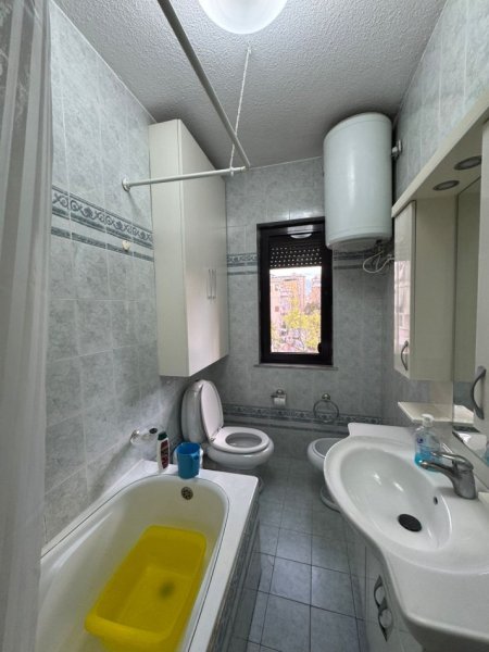 Tirane, jepet me qera apartament 2+1+Ballkon Kati 3, 98 m² 650 € (Parku Olimpik)