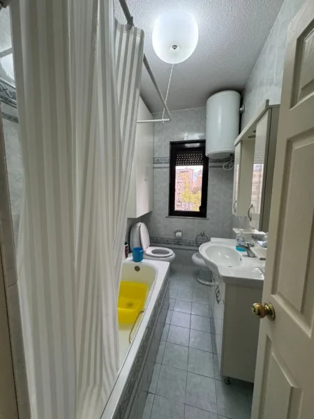 Tirane, jepet me qera apartament 2+1+Ballkon Kati 3, 100 m² 650 € (Rruga e Kosovareve)