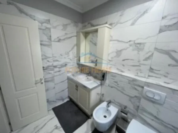 Tirane, jepet me qera apartament 2+1 Kati 2, 150 m² 
