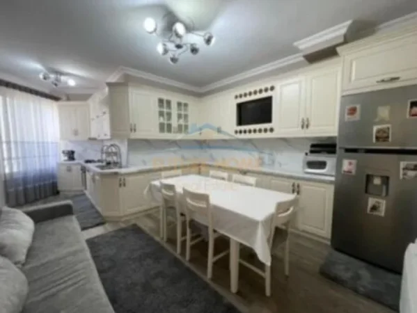 Tirane, jepet me qera apartament 2+1 Kati 2, 150 m² 