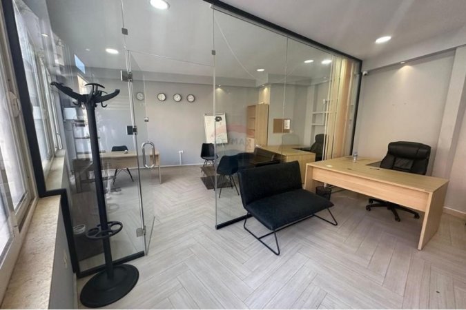 Tirane, jepet me qera zyre Kati 0, 49 m² 650 € (AMBIENT KOMERCIAL PER QIRA NE QENDER!)