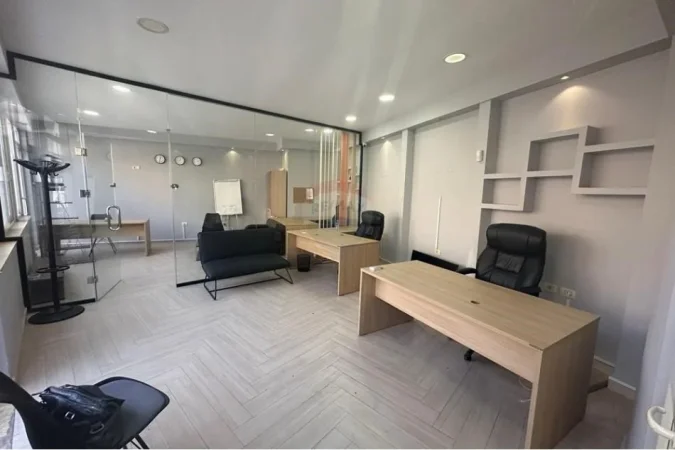 Tirane, jepet me qera zyre Kati 0, 49 m² 650 € (AMBIENT KOMERCIAL PER QIRA NE QENDER!)