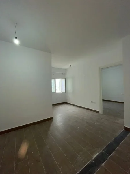 Tirane, shitet apartament 1+1 Kati 4, 51 m² 73.000 € (Komuna e Parisit)