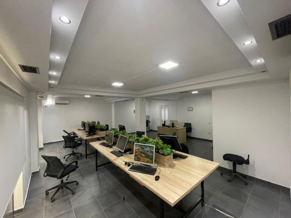 Tirane, jepet me qera ambjent biznesi Kati 1, 150 m² 1.500 € 