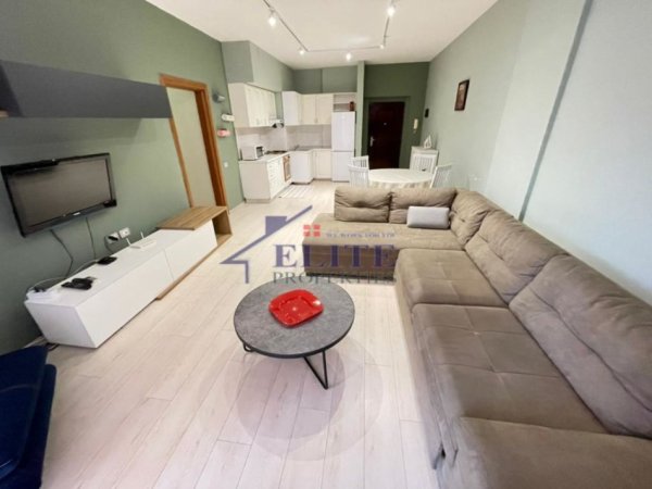 Tirane, jepet me qera apartament 2+1+Ballkon Kati 3, 113 m² 700 € (Rruga e Elbasanit)