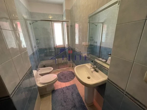 Tirane, jepet me qera apartament 2+1+Ballkon Kati 3, 113 m² 700 € (Rruga e Elbasanit)