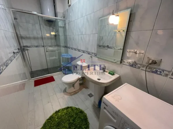 Tirane, jepet me qera apartament 2+1+Ballkon Kati 3, 113 m² 700 € (Rruga e Elbasanit)