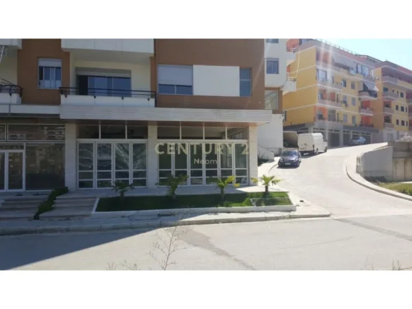 Tirane, jepet me qera ambjent biznesi Kati 1, 293 m² 1.500 € (Liqen i thate)