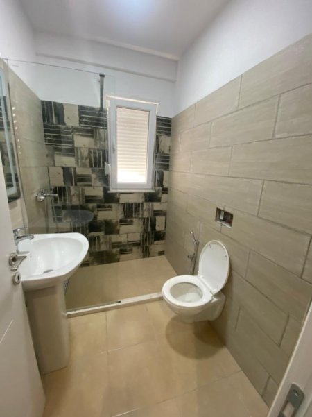 Tirane, jepet me qera apartament 1+1+Ballkon Kati 3, 45 m² 500 € (Selite te Tregu ushqimor)