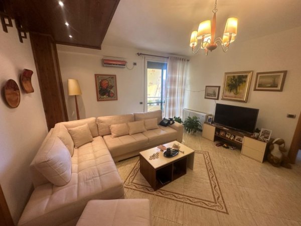 Tirane, shitet apartament 2+1+Ballkon Kati 7, 95 m² 210.000 € (Pazari i Ri)