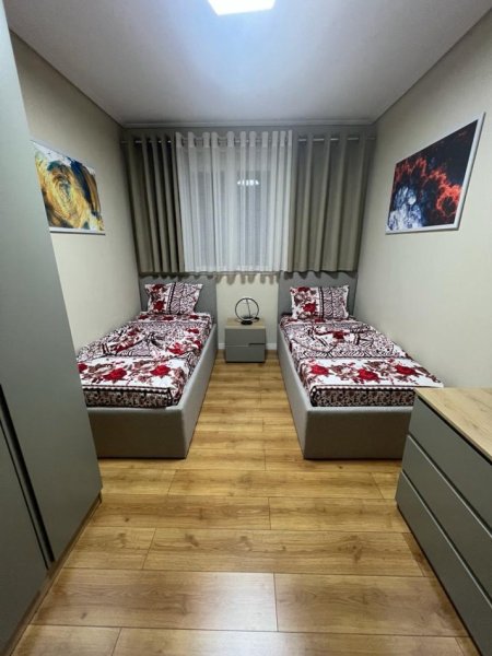 Tirane, jepet me qera apartament 2+1 Kati 1, 100 m² 700 € (Laprake)