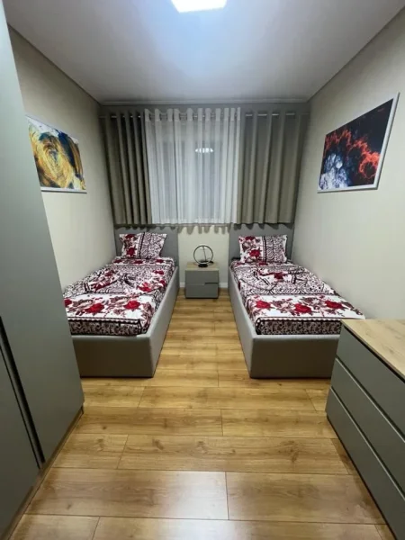 Tirane, jepet me qera apartament 2+1 Kati 1, 100 m² 700 € (Laprake)