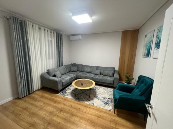 Tirane, jepet me qera apartament 2+1 Kati 1, 100 m² 700 € (Laprake)