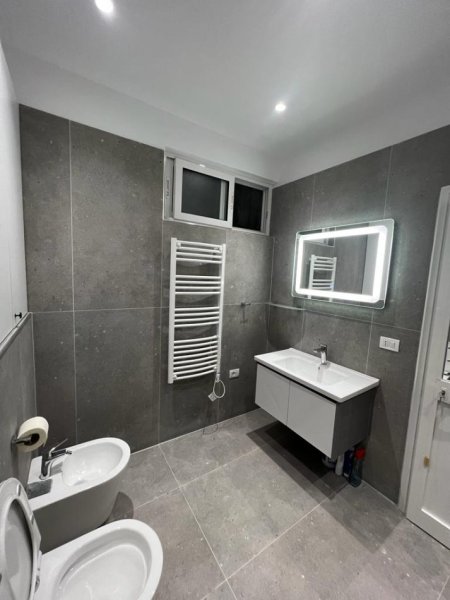 Tirane, jepet me qera apartament 2+1 Kati 1, 100 m² 700 € (Laprake)