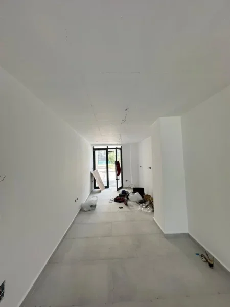 Tirane, jepet me qera ambjent biznesi Kati 0, 74 m² 750 € (Fusha Aviacionit)