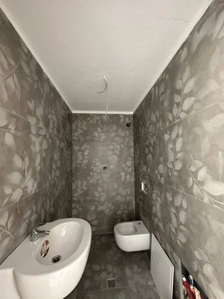 Tirane, jepet me qera ambjent biznesi Kati 0, 74 m² 750 € (Fusha Aviacionit)