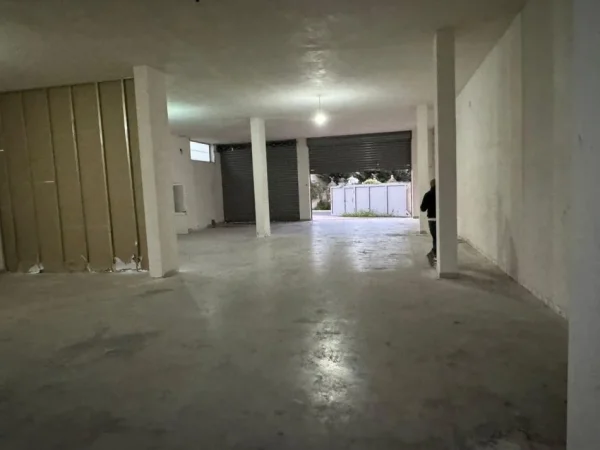 Tirane, jepet me qera magazine Kati 1, 367 m² 1.500 € (autostraden tirane durres)