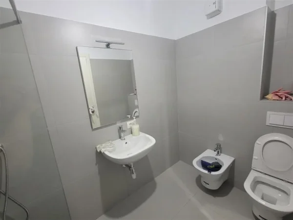 Tirane, jepet me qera apartament 1+1+Ballkon Kati 3, 70 m² 500 € (asl 2)