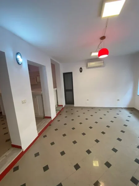 Tirane, jepet me qera ambjent biznesi Kati 0, 70 m² 600 € (rruga e durresit)