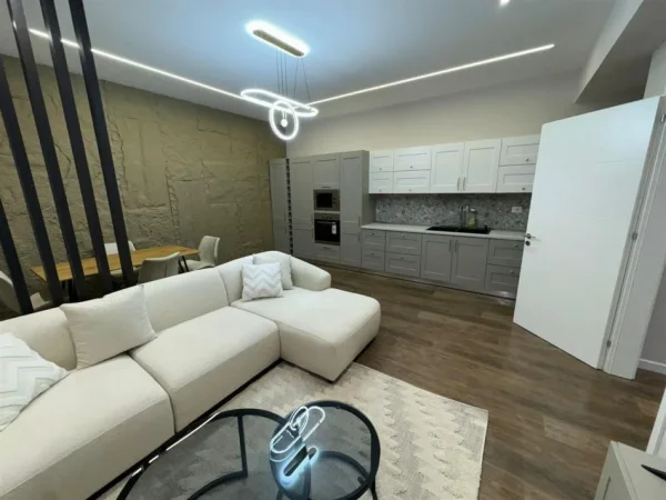 Tirane, jepet me qera apartament 1+1+Ballkon Kati 1, 84 m² 750 € (KODRA E DIELLIT)