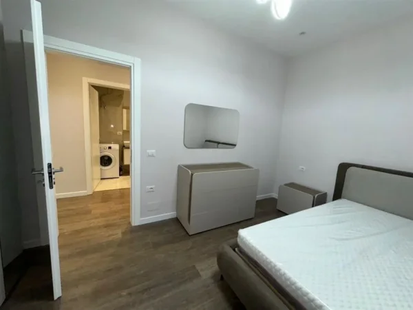 Tirane, jepet me qera apartament 1+1+Ballkon Kati 1, 84 m² 750 € (KODRA E DIELLIT)