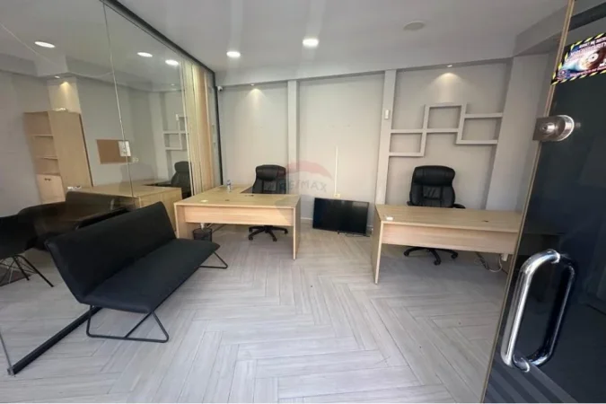Tirane, jepet me qera dyqan Kati 0, 49 m² 650 € (Piazza, Dyqan - Për Qira - Qendër,)