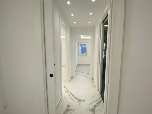 Tirane, jepet me qera zyre Kati 7, 106 m² 1.050 € (mine peza)